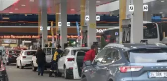 Akaryakıt zammı öncesi sürücüler benzin istasyonlarına akın etti