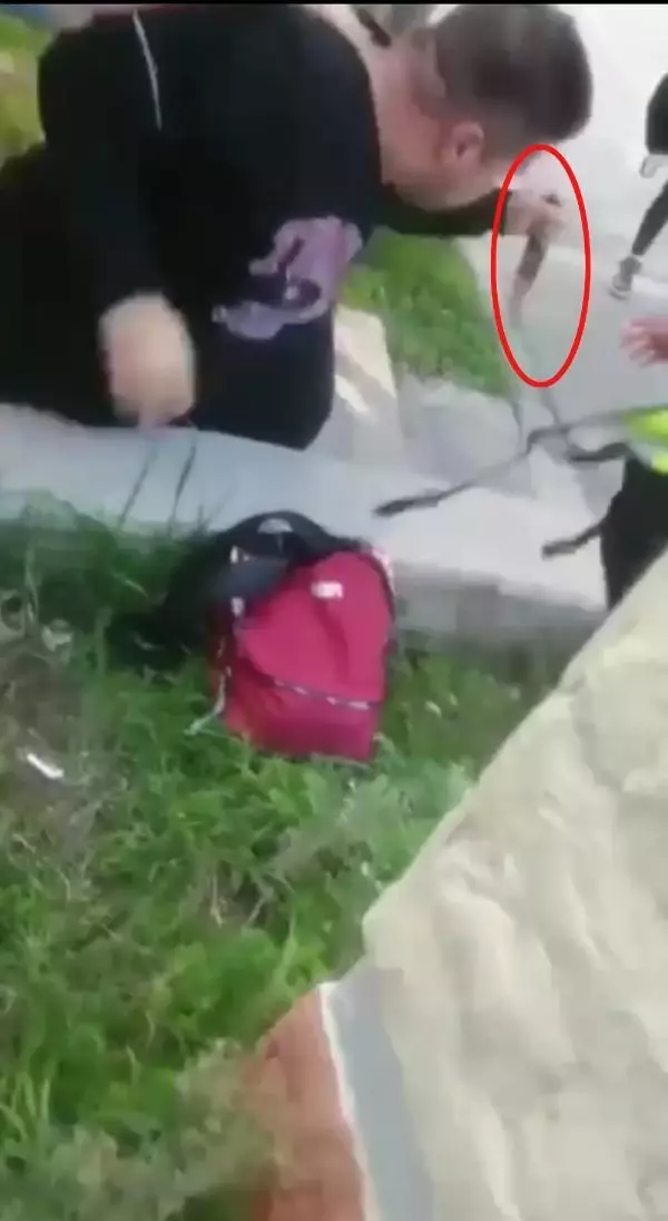 Liseli kızlar parkta tekme, tokat ve ekmek bıçağıyla birbirlerine girdi