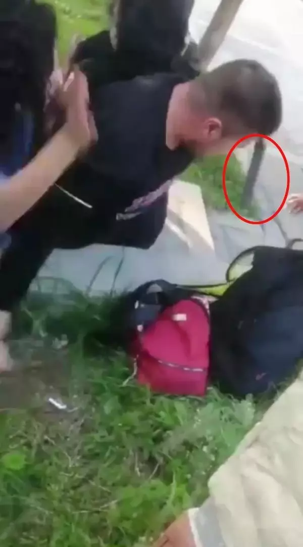 Liseli kızlar parkta tekme, tokat ve ekmek bıçağıyla birbirlerine girdi
