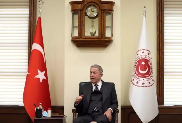 Bakan Akar, askeri öğretmenlerle bir araya geldi