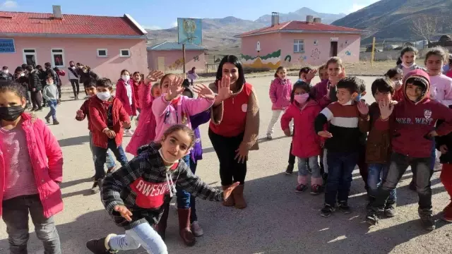 Depremzede çocuklara tiyatrolu moral