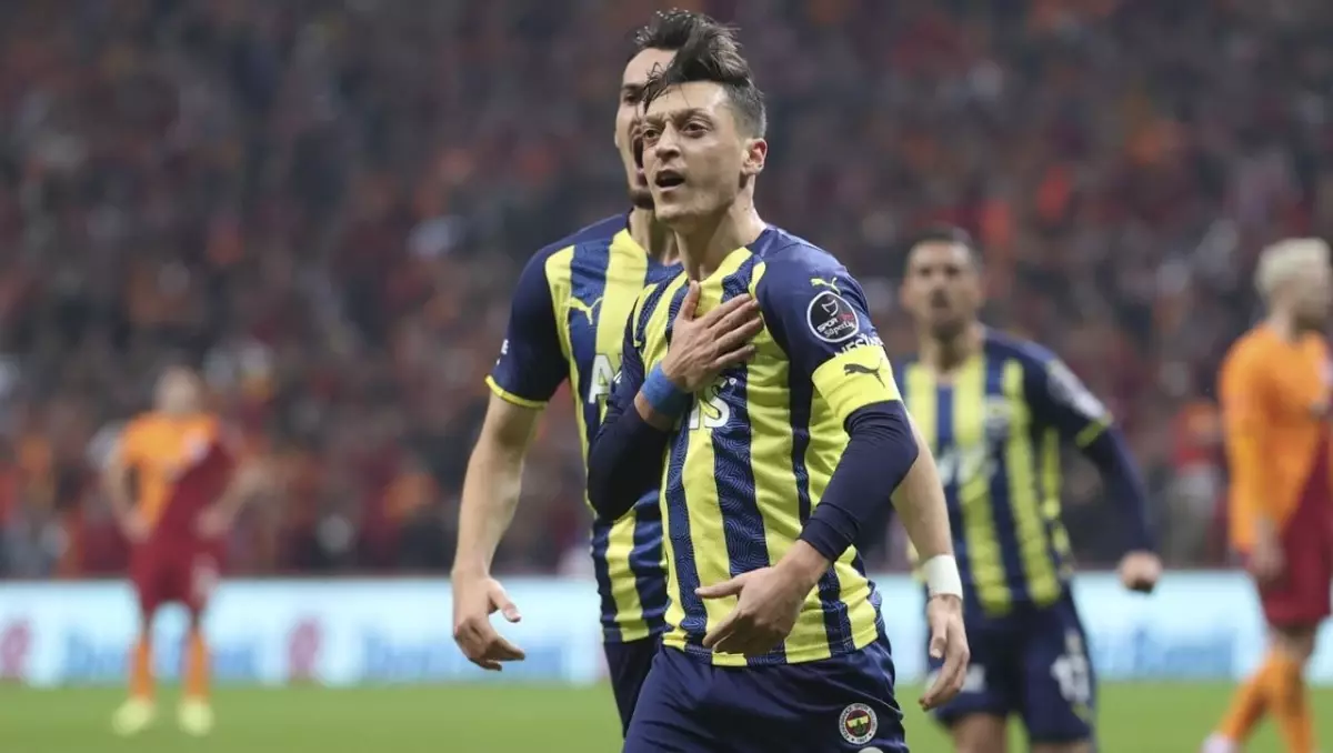 Derbinin kahramanı Mesut Özil, Olympiakos maçında forma giyemeyecek