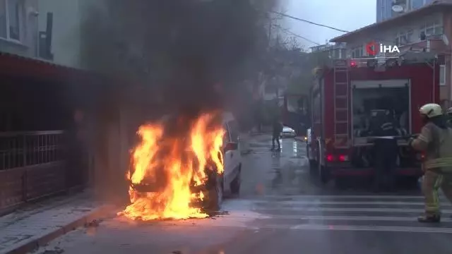 Duran araçların yangın tüpleri çalışmadı Kartal'da seyir halinde olan otomobil alev alev yandı