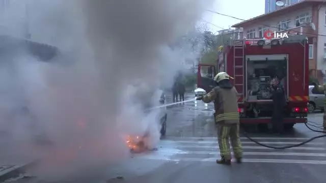 Duran araçların yangın tüpleri çalışmadı Kartal'da seyir halinde olan otomobil alev alev yandı