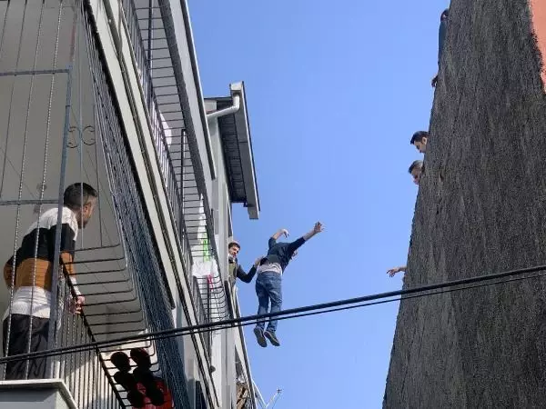 Eşine kızıp damdan atladı, komşusunun üzerine düştü! O anlar saniye saniye kamerada