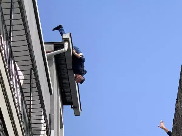 Eşine kızıp damdan atladı, komşusunun üzerine düştü! O anlar saniye saniye kamerada