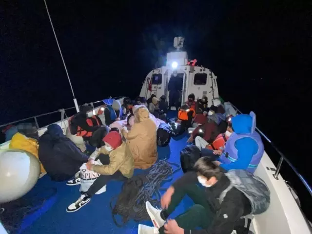 İzmir'de Türk kara sularına geri itilen 274 düzensiz göçmen kurtarıldı