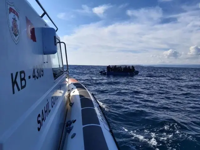 İzmir'de Türk kara sularına geri itilen 274 düzensiz göçmen kurtarıldı
