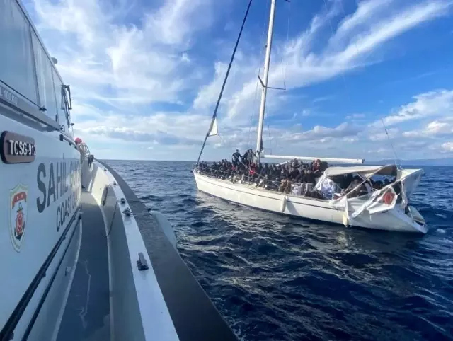 İzmir'de Türk kara sularına geri itilen 274 düzensiz göçmen kurtarıldı