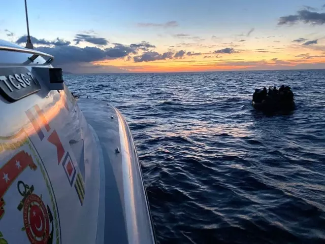 İzmir'de Türk kara sularına geri itilen 274 düzensiz göçmen kurtarıldı