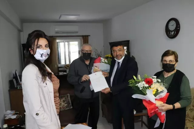 KKTC'deki öğretmenler Öğretmenler Günü dolayısıyla emekli meslektaşlarını ziyaret etti