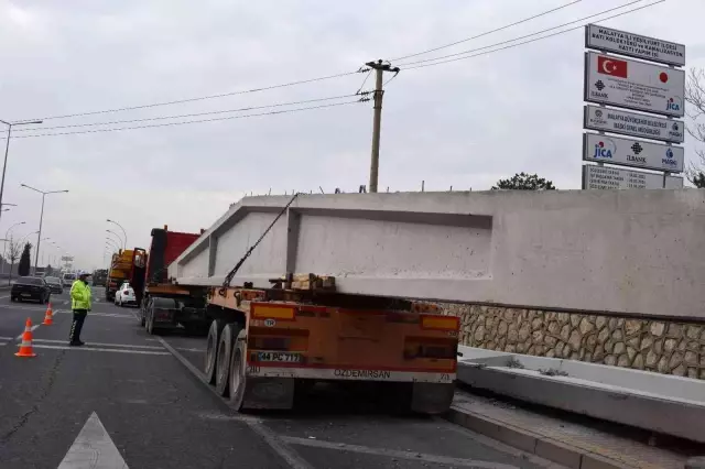 Malatya'da yola düşen dev makas trafiği felç etti