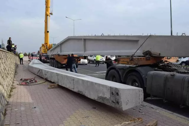 Malatya'da yola düşen dev makas trafiği felç etti