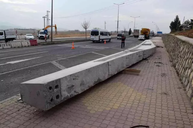 Malatya'da yola düşen dev makas trafiği felç etti