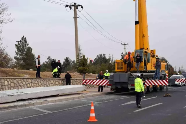 Malatya'da yola düşen dev makas trafiği felç etti
