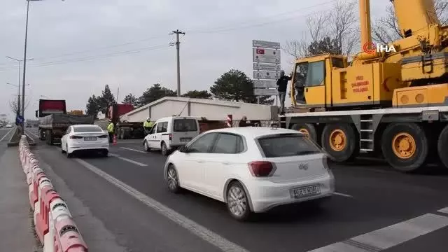 Malatya'da yola düşen dev makas trafiği felç etti