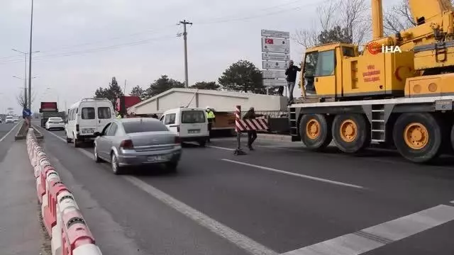 Malatya'da yola düşen dev makas trafiği felç etti
