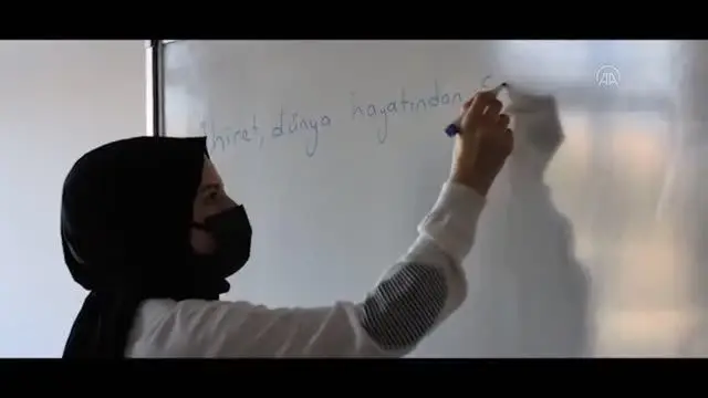 Öğrenciler Öğretmenler Günü'nü çektikleri kliple kutladı