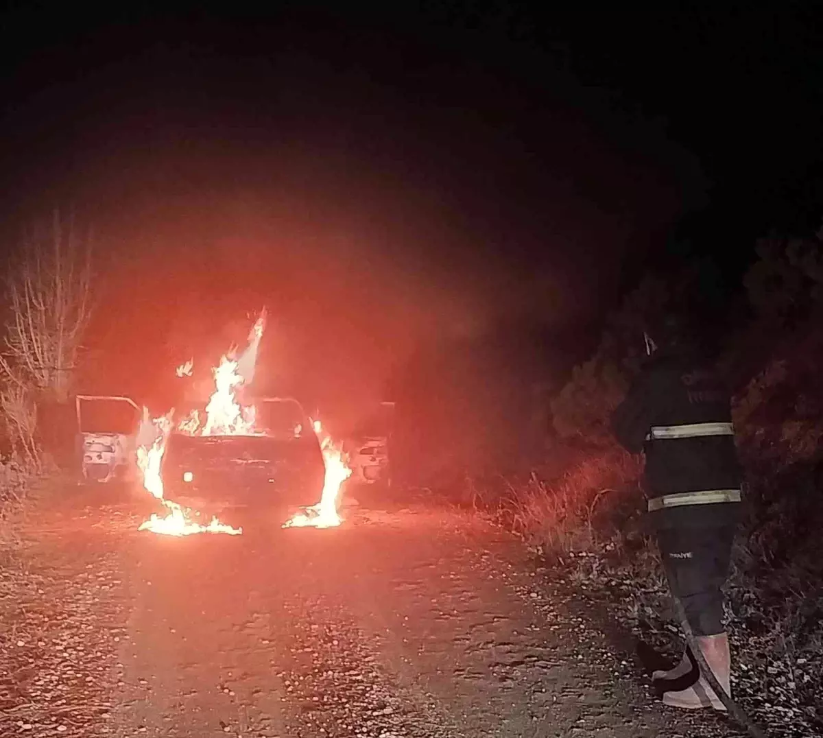 Seyir halindeki araç alev alev yandı