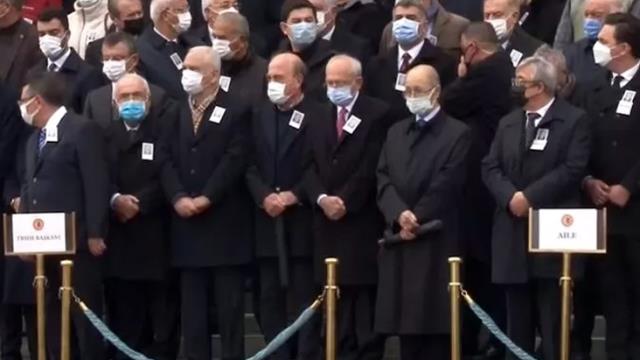 Uzun süredir ortalarda görünmeyen Ahmet Necdet Sezer cenaze töreninde görüntülendi