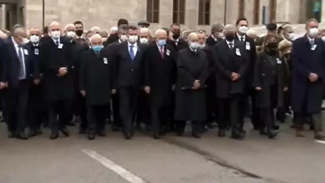 Uzun süredir ortalarda görünmeyen Ahmet Necdet Sezer cenaze töreninde görüntülendi