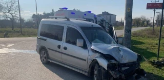 Düzce'de belediye otobüsüyle çarpışan hafif ticari araçtaki 2 kişi yaralandı