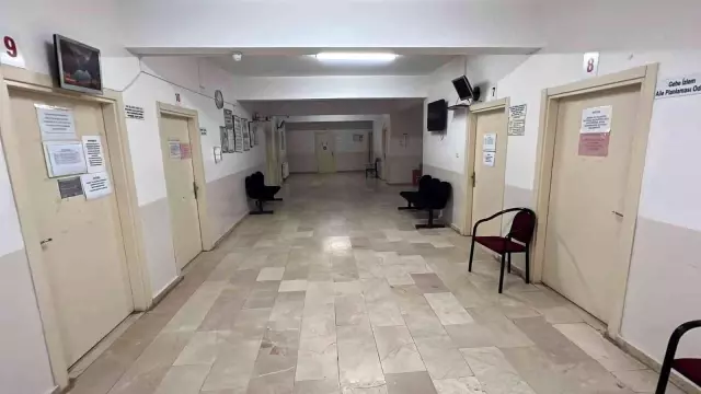 Yer İstanbul! Aile sağlığı merkezine giren satırlı saldırgan terör estirdi, çalışanların kaçış anı kamerada