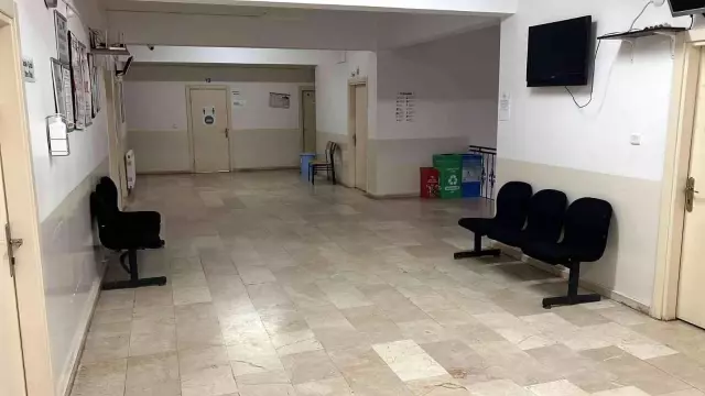 Yer İstanbul! Aile sağlığı merkezine giren satırlı saldırgan terör estirdi, çalışanların kaçış anı kamerada