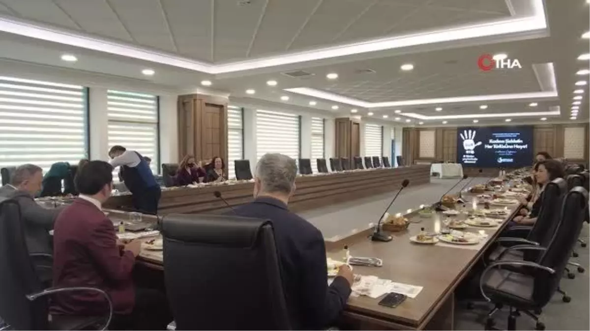 Kadın radyocular kadına şiddeti makyajla anlattılar