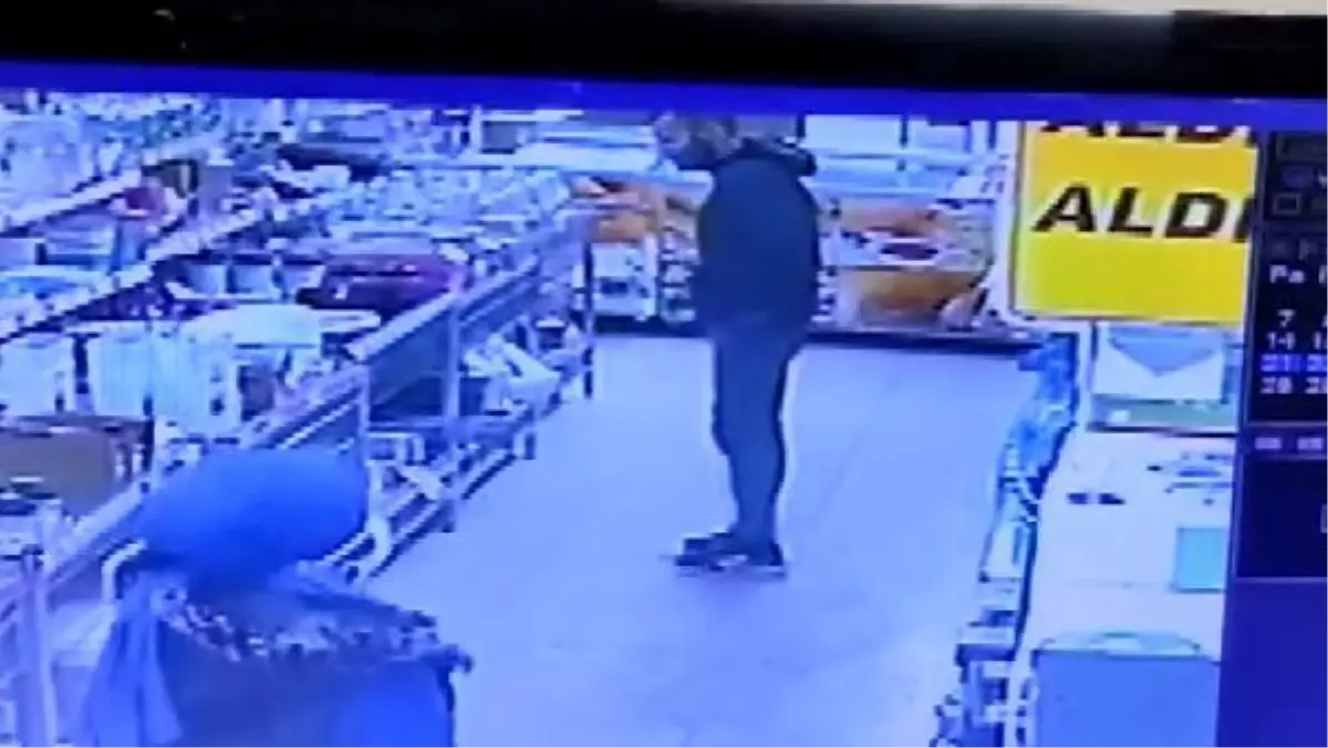 Metro saldırganından sonra bu da satırlı saldırgan! Markette kasiyeri rehin almaya çalıştı