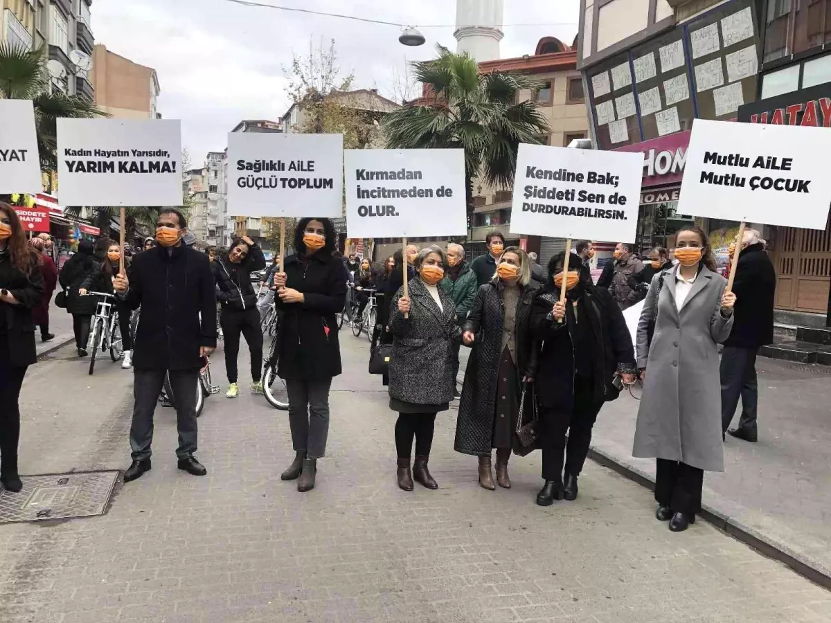 Uluslararası kadına yönelik şiddetle mücadele gününde yürüyüş yapıldı- Gaziosmanpaşalı kadınlar farkındalık amacıyla vatandaşlara 'Şiddete Hayır'...