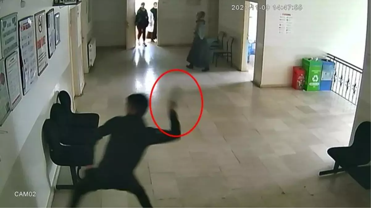 Yer İstanbul! Aile sağlığı merkezine giren satırlı saldırgan terör estirdi, çalışanların kaçış anı kamerada