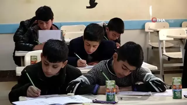 Afganistan'da Türk okullarına girmek için yarıştılar