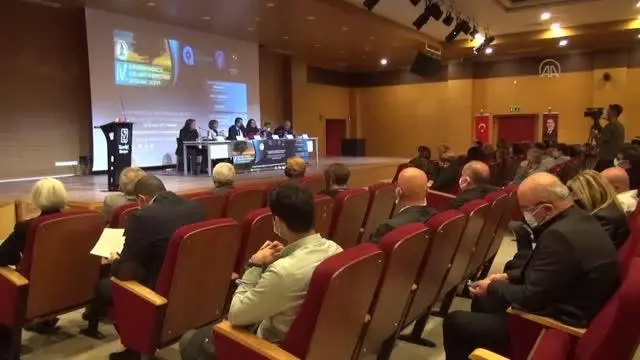 Akademisyen ve öğrenciler yanan ormanlık alanlara fidan dikti