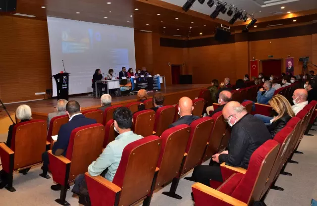 Akademisyen ve öğrenciler yanan ormanlık alanlara fidan dikti