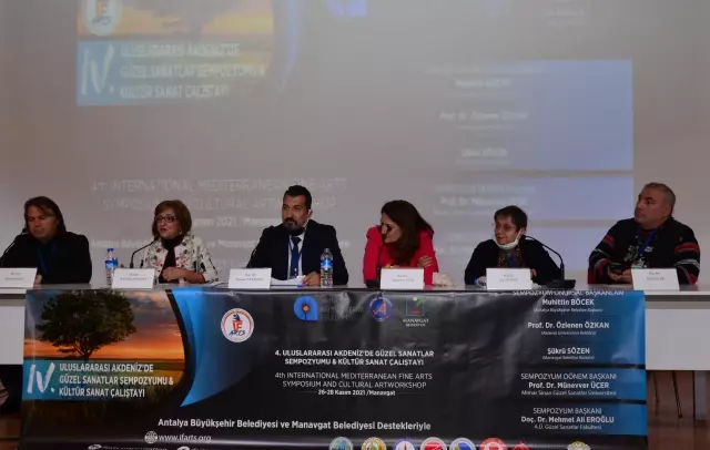 Akademisyen ve öğrenciler yanan ormanlık alanlara fidan dikti
