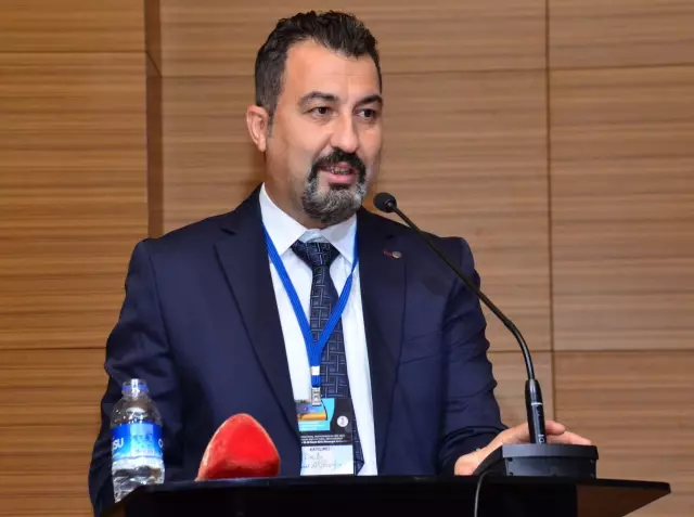 Akademisyen ve öğrenciler yanan ormanlık alanlara fidan dikti