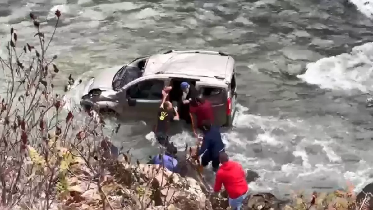 Otomobil dereye düştü, korku dolu anlar yaşandı! Kurtarılma anı kamerada