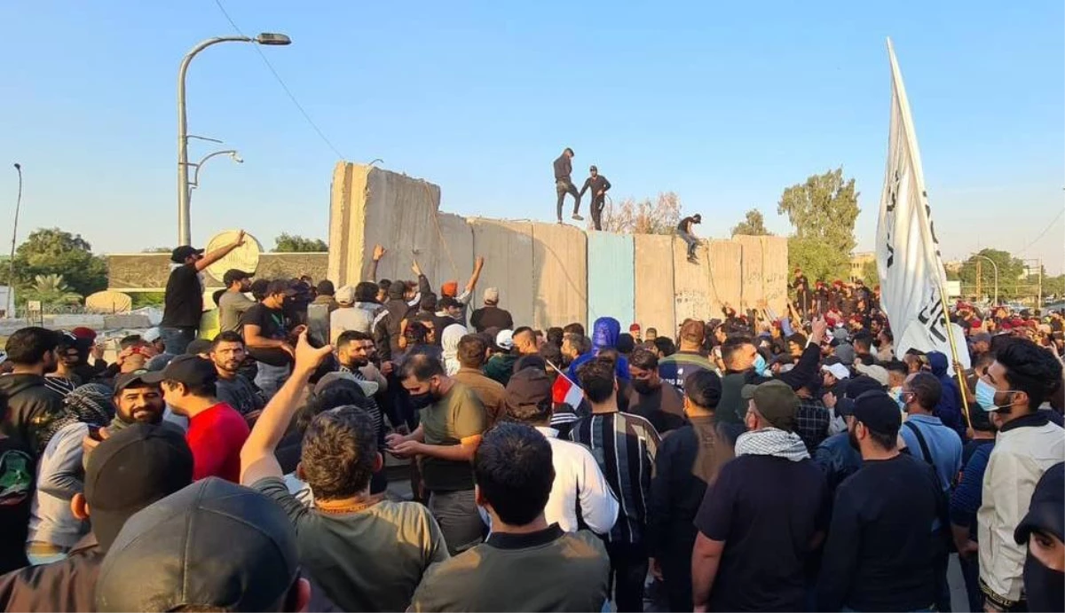 Bağdat'ta seçim sonuçlarını protesto eden göstericiler, Yeşil Bölge'deki bariyerleri yıktı