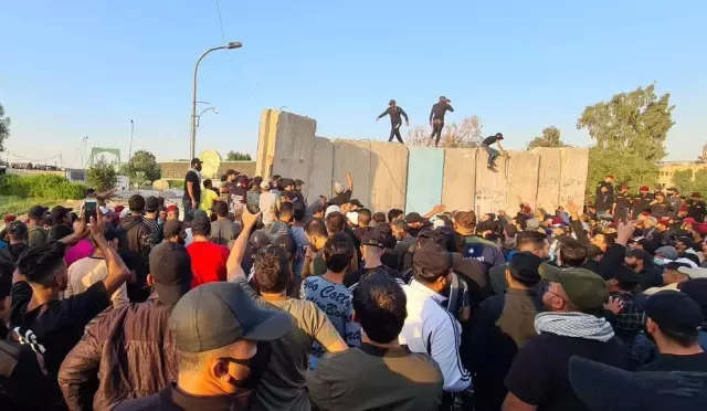 Bağdat'ta seçim sonuçlarını protesto eden göstericiler, Yeşil Bölge'deki bariyerleri yıktı