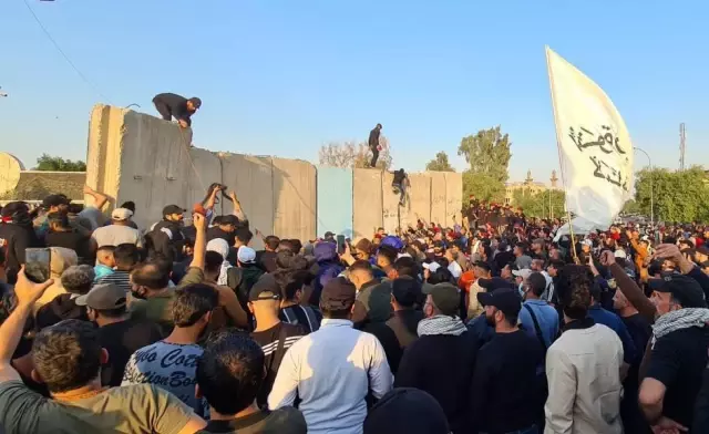 Bağdat'ta seçim sonuçlarını protesto eden göstericiler, Yeşil Bölge'deki bariyerleri yıktı
