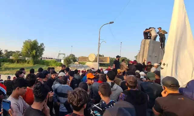 Bağdat'ta seçim sonuçlarını protesto eden göstericiler, Yeşil Bölge'deki bariyerleri yıktı