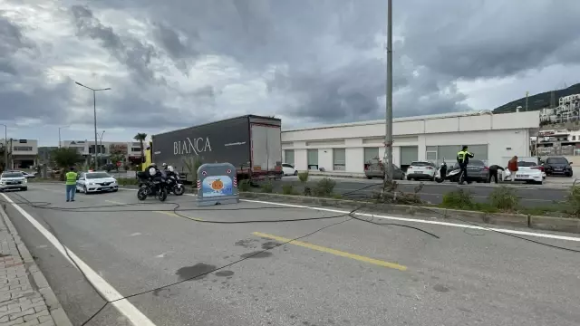 Bodrum'da seyir halindeki tırın, tellerine takıldığı telefon direklerini devirmesi kamerada