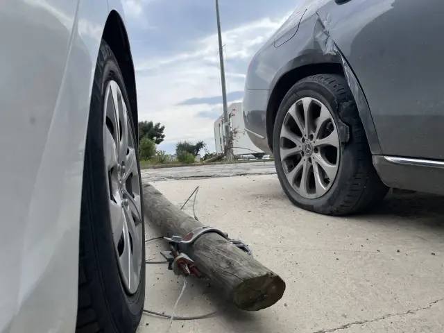 Bodrum'da seyir halindeki tırın, tellerine takıldığı telefon direklerini devirmesi kamerada