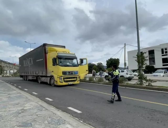 Bodrum'da seyir halindeki tırın, tellerine takıldığı telefon direklerini devirmesi kamerada