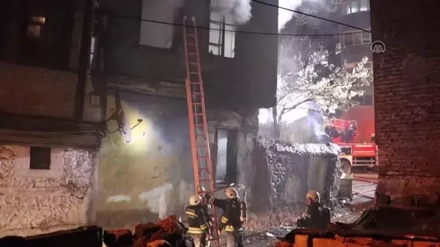 İki katlı boş binada çıkan yangın büyümeden söndürüldü
