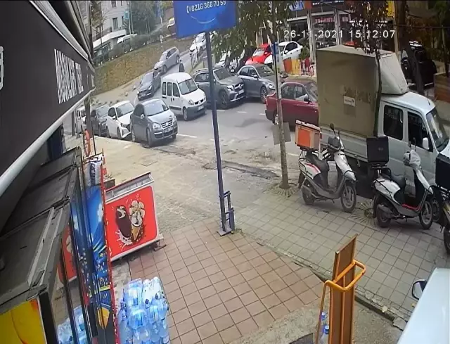 Kadıköy'de sürücü fren yerine gaza bastı, ortalık savaş alanına döndü