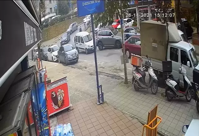 Kadıköy'de sürücü fren yerine gaza bastı, ortalık savaş alanına döndü