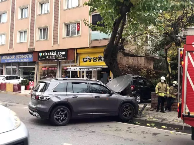Kadıköy'de sürücü fren yerine gaza bastı, ortalık savaş alanına döndü