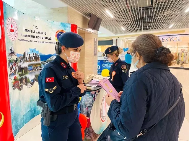 Kadın astsubaylar kadına yönelik şiddet için stant açtı